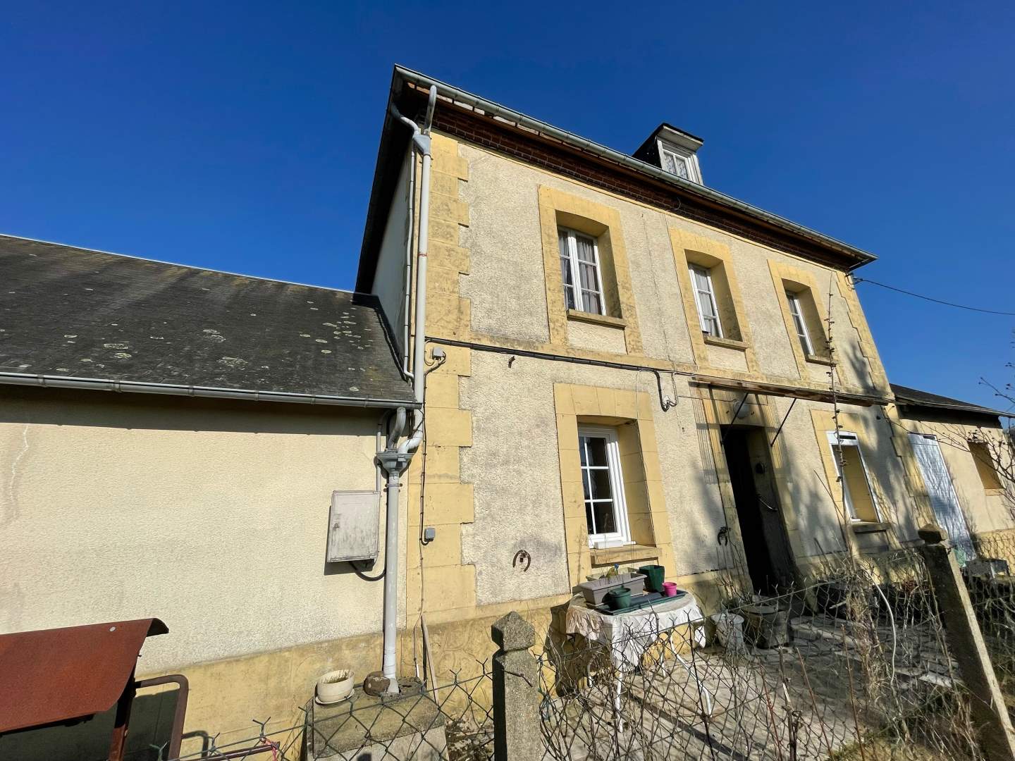 Maison d'habitation - 5 pièces - 91 m²