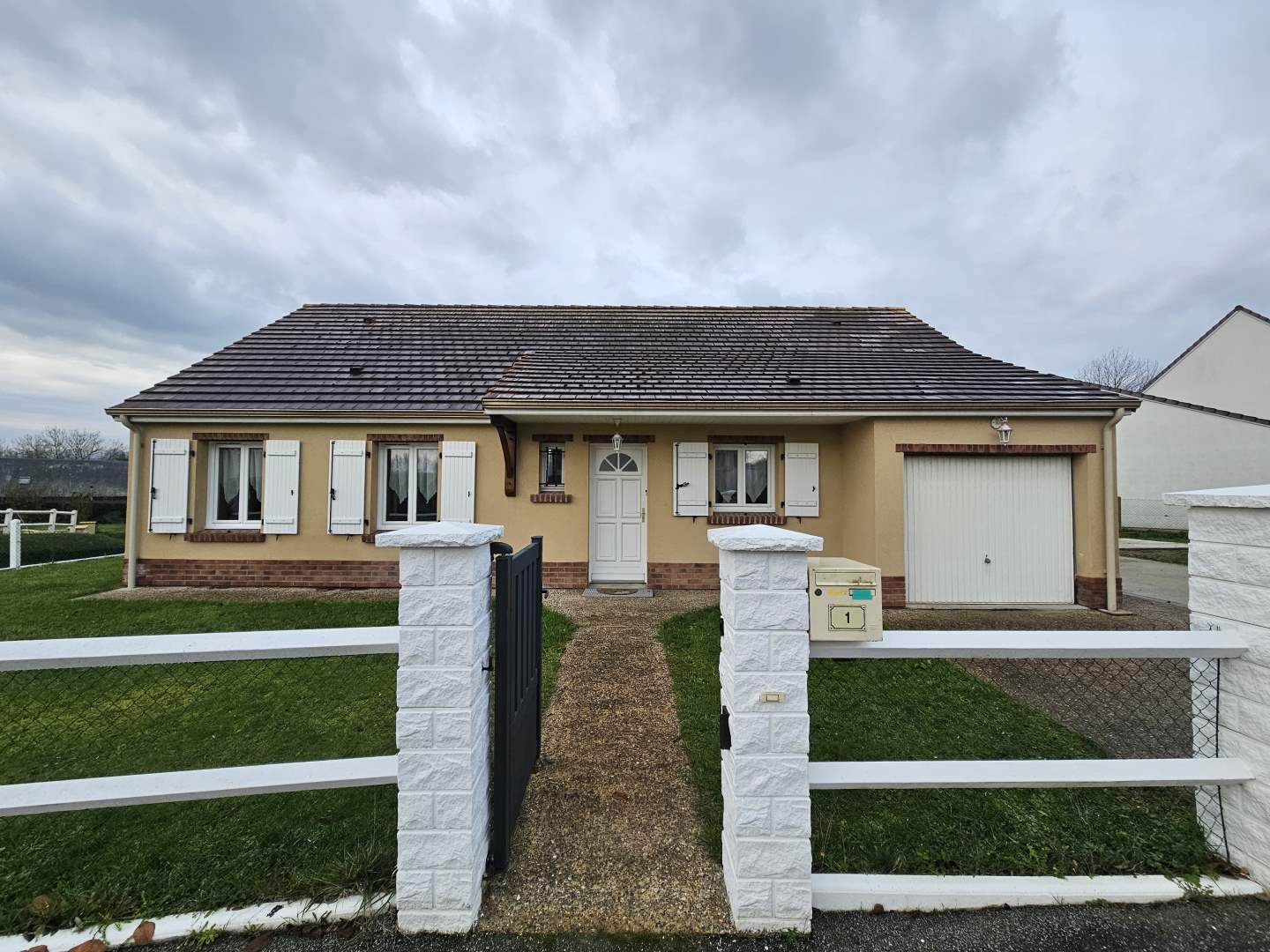 Maison d'habitation - 5 pièces - 85 m²