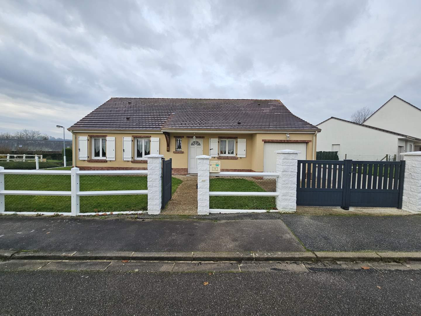 Maison d'habitation - 5 pièces - 85 m²