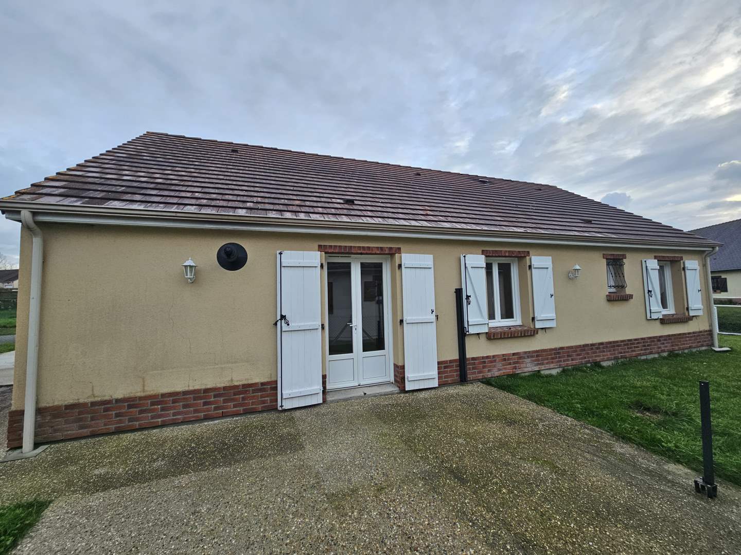 Maison d'habitation - 5 pièces - 85 m²