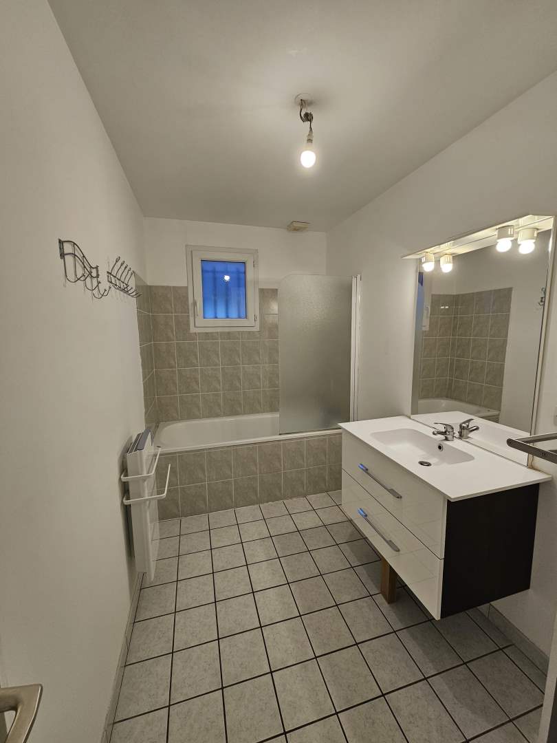 Maison d'habitation - 5 pièces - 85 m²