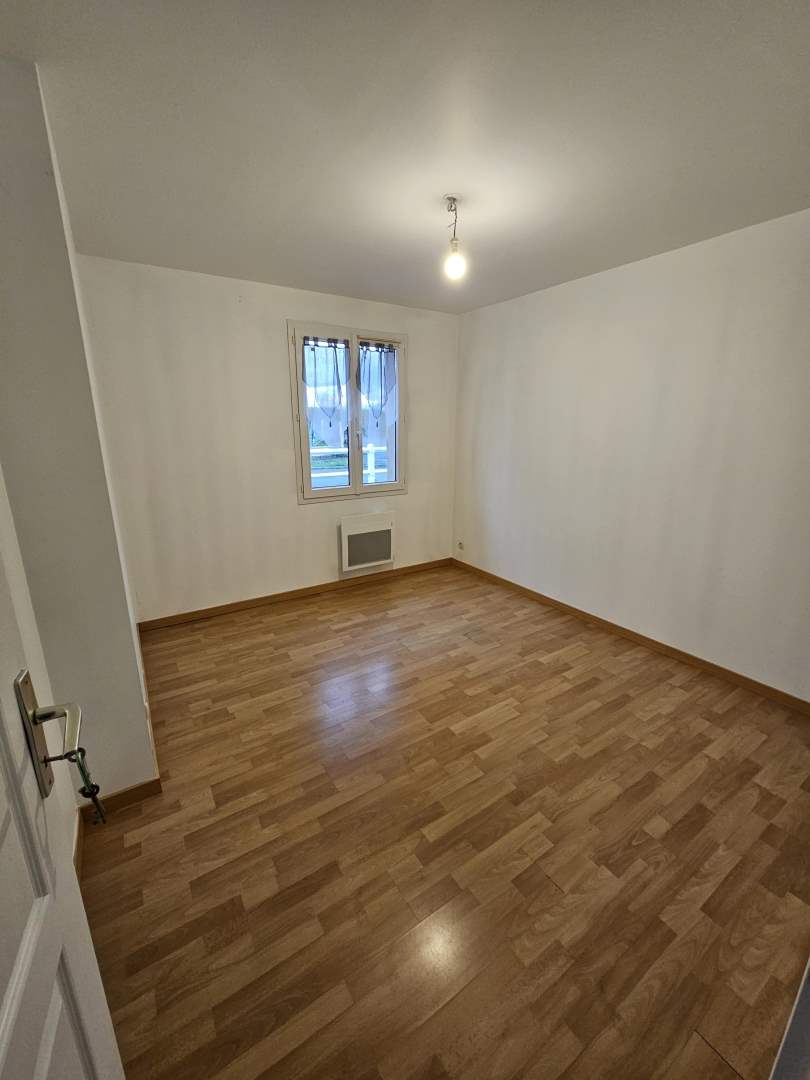 Maison d'habitation - 5 pièces - 85 m²
