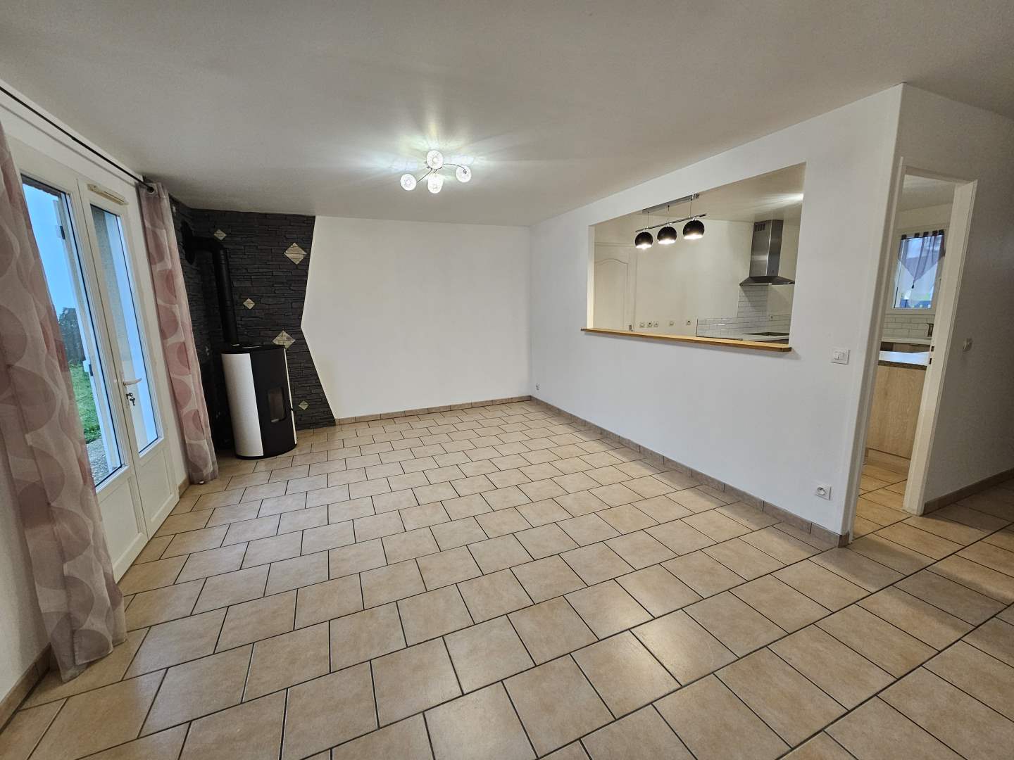 Maison d'habitation - 5 pièces - 85 m²