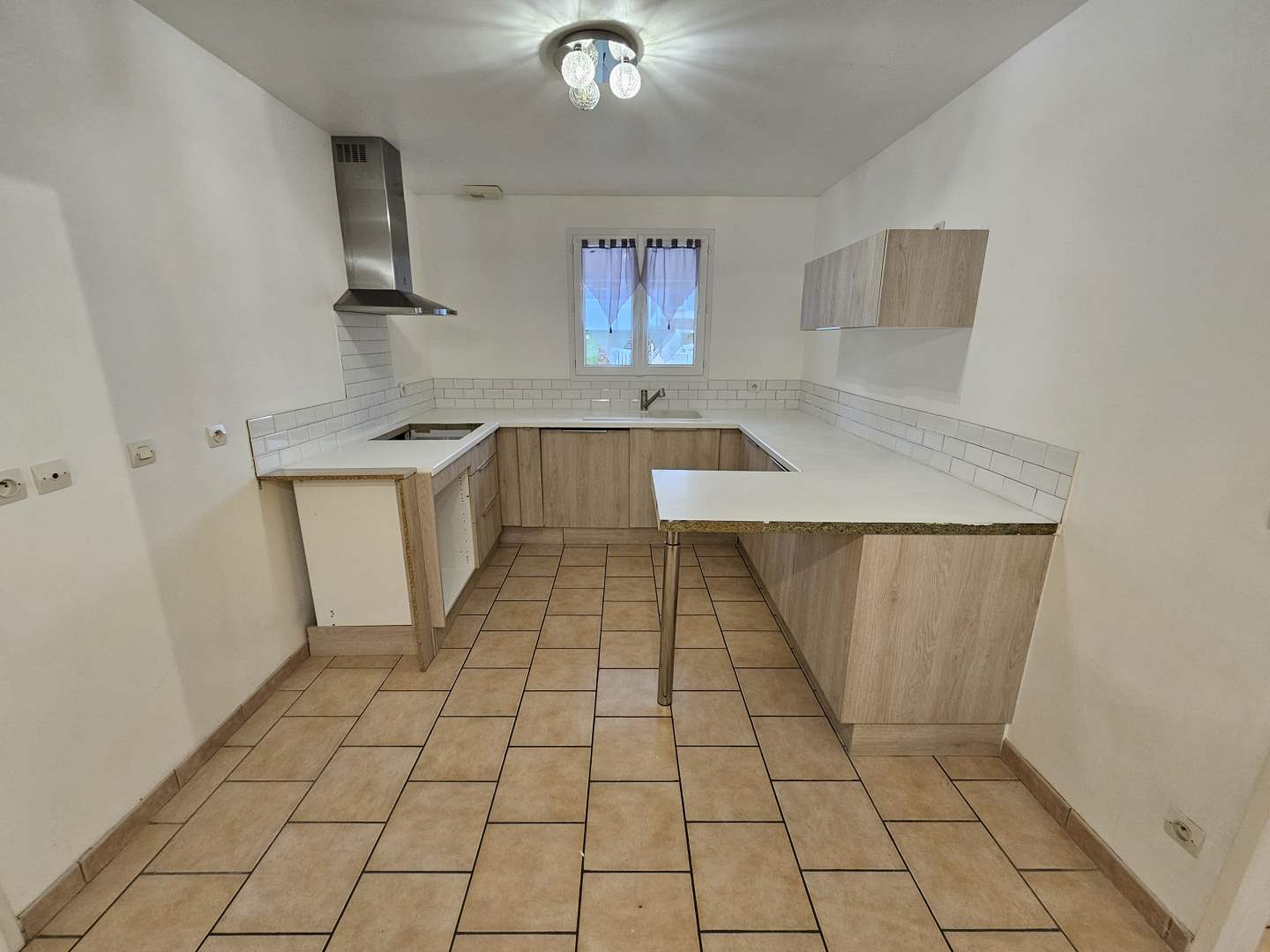 Maison d'habitation - 5 pièces - 85 m²