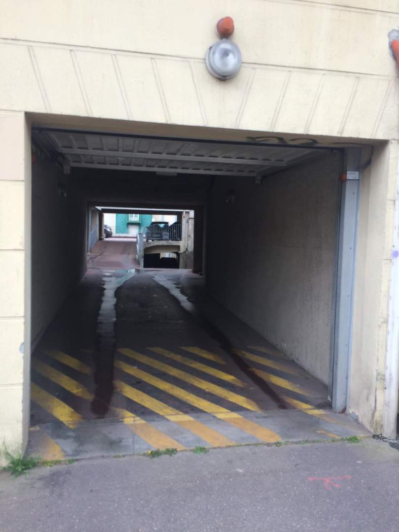 Parking couvert - 1 pièce - 0 m²