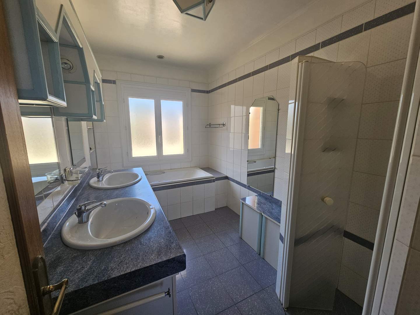 Maison d'habitation - 7 pièces - 169 m²