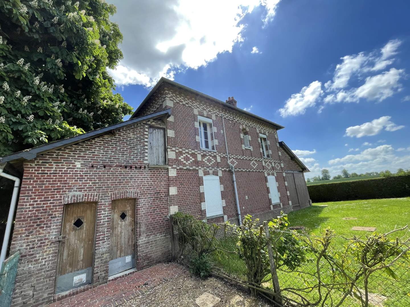 Maison d'habitation - 6 pièces - 105 m²