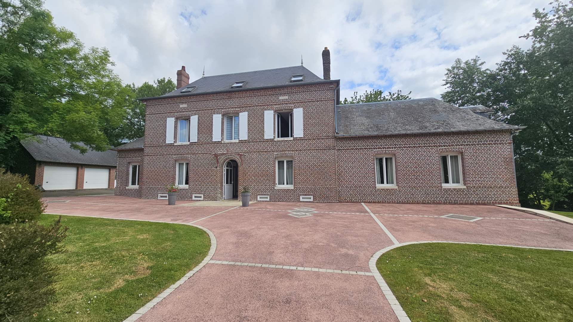 Maison d'habitation - 7 pièces - 180 m²