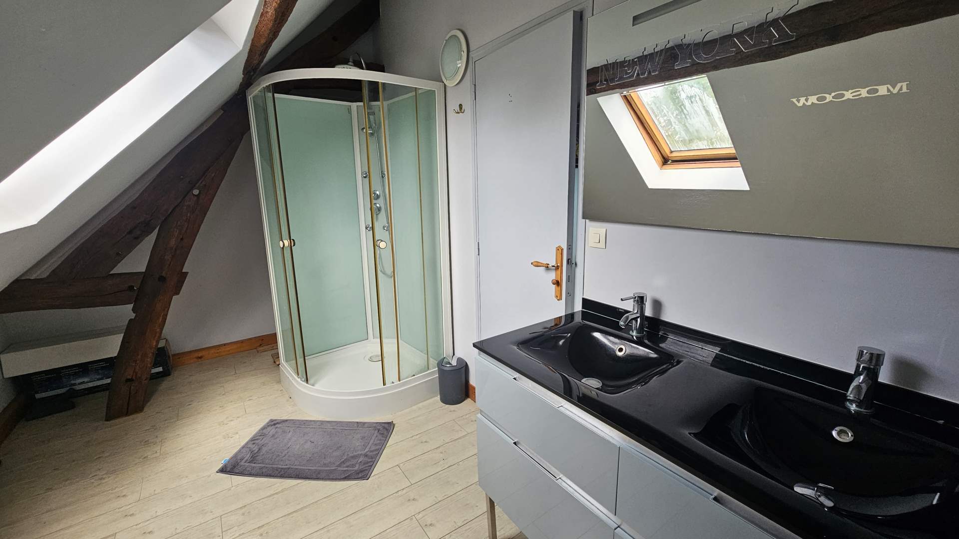 Maison d'habitation - 7 pièces - 180 m²