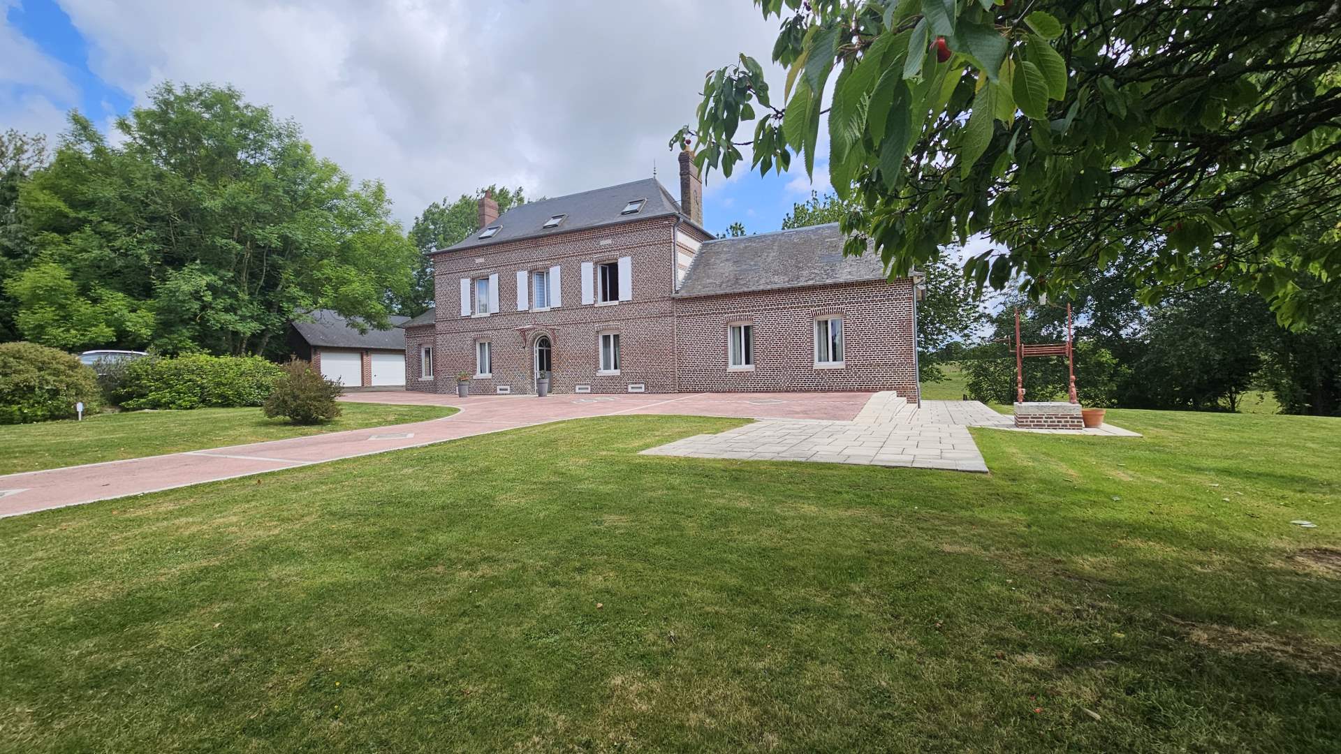 Maison d'habitation - 7 pièces - 180 m²