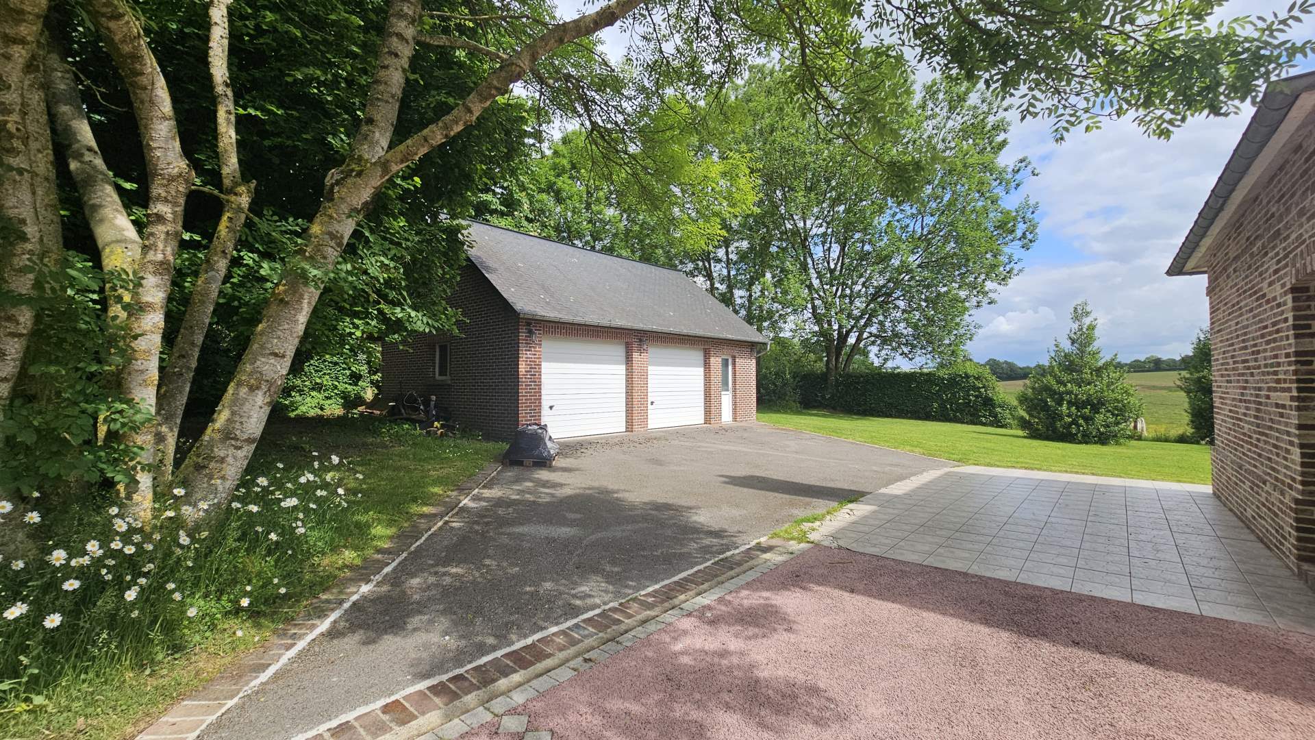 Maison d'habitation - 7 pièces - 180 m²