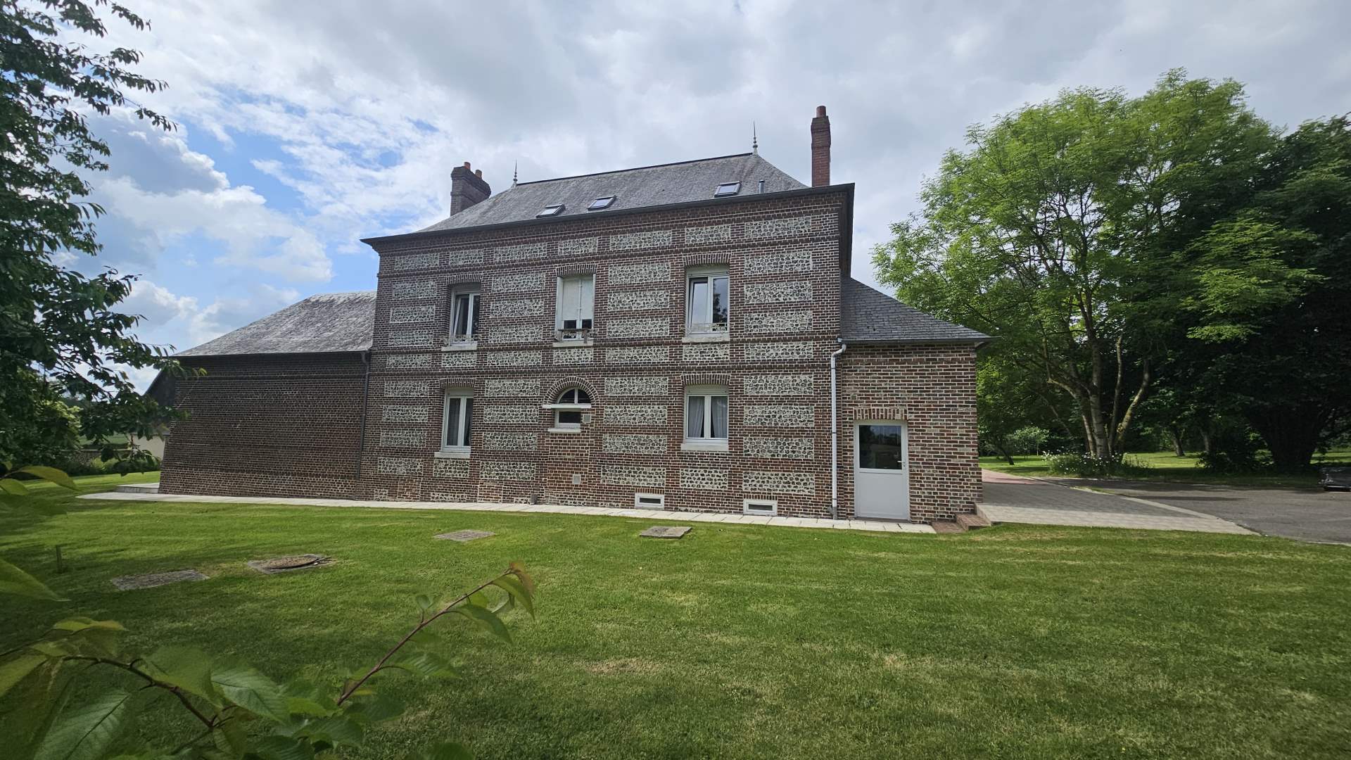 Maison d'habitation - 7 pièces - 180 m²