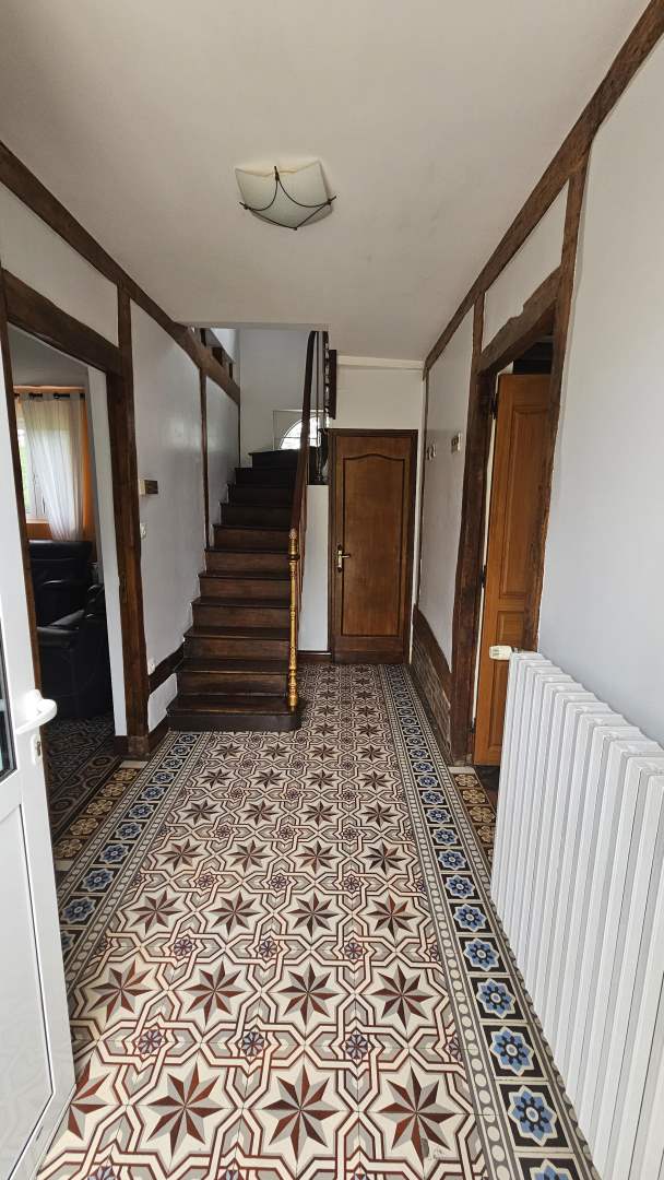 Maison d'habitation - 7 pièces - 180 m²